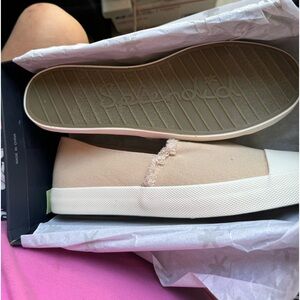 Splendid Sand colored pull on shoes